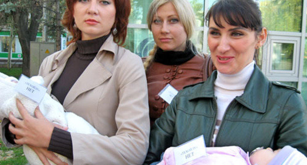 Young mothers take part in protest against "Techoil", Volgograd, October 16, 2012. Photo by Vyacheslav Yaschenko for the "Caucasian Knot" Young mothers take part in protest against "Techoil", Volgograd, October 16, 2012. Photo by Vyacheslav Yaschenko for the "Caucasian Knot"