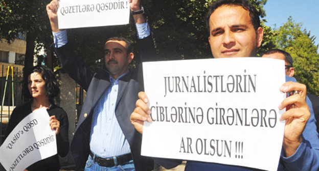 Journalists at protest in front of the OJSC "Qasid" in Baku, October 18, 2012. Courtesy of the http://www.irfs.az Journalists at protest in front of the OJSC "Qasid" in Baku, October 18, 2012. Courtesy of the http://www.irfs.az