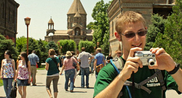 Tourists in Yerevan, Armenia. Photo by Kayla Sawyer, http://www.flickr.com/photos/ksawyer Tourists in Yerevan, Armenia. Photo by Kayla Sawyer, http://www.flickr.com/photos/ksawyer