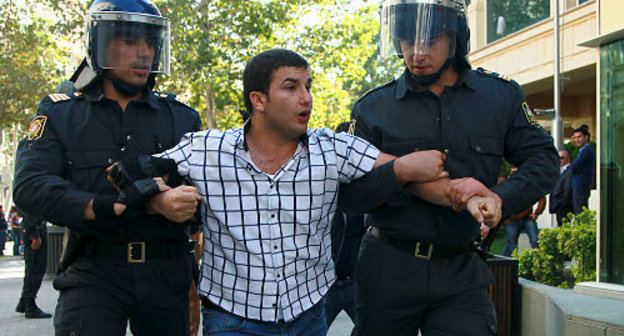 Azerbaijan, Baku, October 20, 2012, police detaining young protesters. Photo by Aziz Karimov for the "Caucasian Knot" Azerbaijan, Baku, October 20, 2012, police detaining young protesters. Photo by Aziz Karimov for the "Caucasian Knot"