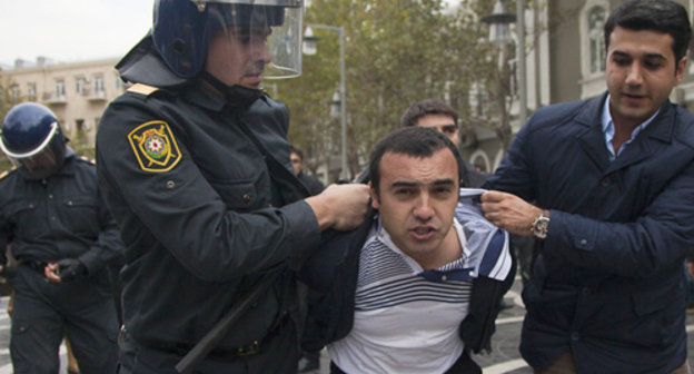 Azerbaijan, Baku, November 17, 2012: police detains participants of the protest action in in Fountain Square. Photo by Aziz Karimov for the "Caucasian Knot" Azerbaijan, Baku, November 17, 2012: police detains participants of the protest action in in Fountain Square. Photo by Aziz Karimov for the "Caucasian Knot"