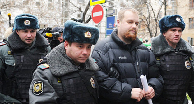 Police detaining Dmitry Demushkin, the leader of the nationalist movement "Russians", at the Zamoskvorechye Court, where Rasul Mirzaev was sentenced; Moscow, November 27, 2012. Photo by Anton Belitsky/Ridus.ru Police detaining Dmitry Demushkin, the leader of the nationalist movement "Russians", at the Zamoskvorechye Court, where Rasul Mirzaev was sentenced; Moscow, November 27, 2012. Photo by Anton Belitsky/Ridus.ru