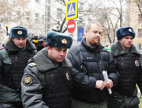 Police detaining Dmitry Demushkin, the leader of the nationalist movement "Russians", at the Zamoskvorechye Court, where Rasul Mirzaev was sentenced; Moscow, November 27, 2012. Photo by Anton Belitsky/Ridus.ru Police detaining Dmitry Demushkin, the leader of the nationalist movement "Russians", at the Zamoskvorechye Court, where Rasul Mirzaev was sentenced; Moscow, November 27, 2012. Photo by Anton Belitsky/Ridus.ru