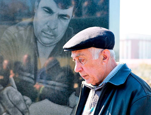 Sabir Guseinov, father of Elmar Guseinov, at the grave of the slain journalist. Baku, March 2, 2013. Photo by Aziz Karimov for the "Caucasian Knot" Sabir Guseinov, father of Elmar Guseinov, at the grave of the slain journalist. Baku, March 2, 2013. Photo by Aziz Karimov for the "Caucasian Knot"