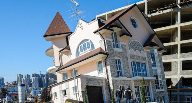 A new dwelling house that got inclined as a result of a collapse of the tunnel in Vinogradnaya Street in Sochi, March 3, 2013. Photo: © Nina Zotova, YUGA.ru A new dwelling house that got inclined as a result of a collapse of the tunnel in Vinogradnaya Street in Sochi, March 3, 2013. Photo: © Nina Zotova, YUGA.ru