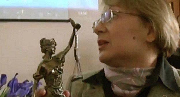 PDI director Leyla Yunus presents Isakhan Ashurov Prize to Hilal Mamedov's lawyer Ramiz Mammadov. Baku, Azerbaijan, March 29, 2013. A still from the video clip by Obyektiv Tv, www.obyektiv.tv PDI director Leyla Yunus presents Isakhan Ashurov Prize to Hilal Mamedov's lawyer Ramiz Mammadov. Baku, Azerbaijan, March 29, 2013. A still from the video clip by Obyektiv Tv, www.obyektiv.tv