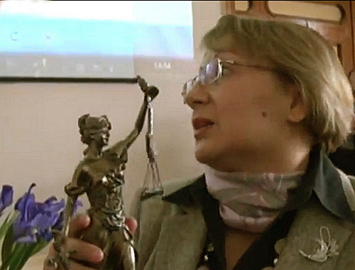 PDI director Leyla Yunus presents Isakhan Ashurov Prize to Hilal Mamedov's lawyer Ramiz Mammadov. Baku, Azerbaijan, March 29, 2013. A still from the video clip by Obyektiv Tv, www.obyektiv.tv PDI director Leyla Yunus presents Isakhan Ashurov Prize to Hilal Mamedov's lawyer Ramiz Mammadov. Baku, Azerbaijan, March 29, 2013. A still from the video clip by Obyektiv Tv, www.obyektiv.tv