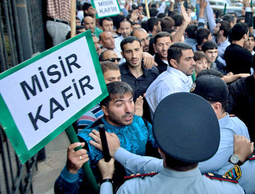 Believers-protesters confront policemen opposite the Ministry of Education of Azerbaijan. Baku, October 5, 2012, Photo by Aziz Karimov for the "Caucasian Knot" Believers-protesters confront policemen opposite the Ministry of Education of Azerbaijan. Baku, October 5, 2012, Photo by Aziz Karimov for the "Caucasian Knot"