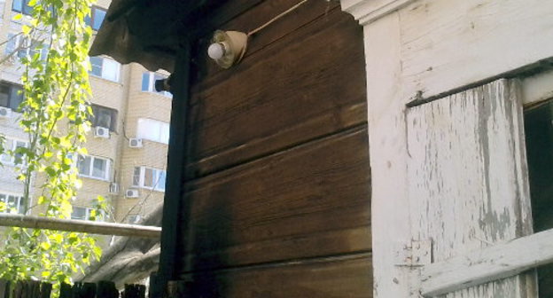 Place of ignition on the wall of the Porfiriev family house at 14 Amurskaya Street' Fortunately, the fire did not reach the wiring; Astrakhan, April 29, 2013. Photo by Elena Grebenyuk for the "Caucasian Knot" Place of ignition on the wall of the Porfiriev family house at 14 Amurskaya Street' Fortunately, the fire did not reach the wiring; Astrakhan, April 29, 2013. Photo by Elena Grebenyuk for the "Caucasian Knot"