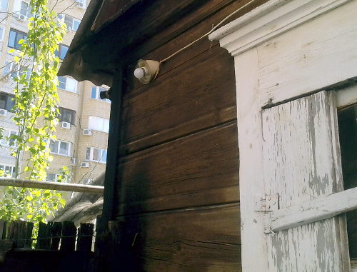 Place of ignition on the wall of the Porfiriev family house at 14 Amurskaya Street' Fortunately, the fire did not reach the wiring; Astrakhan, April 29, 2013. Photo by Elena Grebenyuk for the "Caucasian Knot" Place of ignition on the wall of the Porfiriev family house at 14 Amurskaya Street' Fortunately, the fire did not reach the wiring; Astrakhan, April 29, 2013. Photo by Elena Grebenyuk for the "Caucasian Knot"