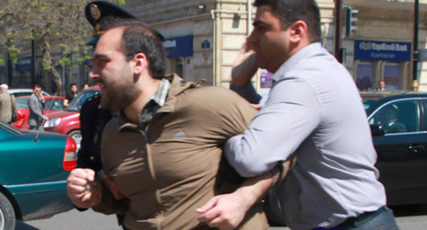 Policemen detain Turgut Gambar, a board member of the "Nida" movement at the action in memory of victims of mass killings in the Oil Academy; Baku, April 30, 2013. Photo by Aziz Karimov for the "Caucasian Knot" Policemen detain Turgut Gambar, a board member of the "Nida" movement at the action in memory of victims of mass killings in the Oil Academy; Baku, April 30, 2013. Photo by Aziz Karimov for the "Caucasian Knot"
