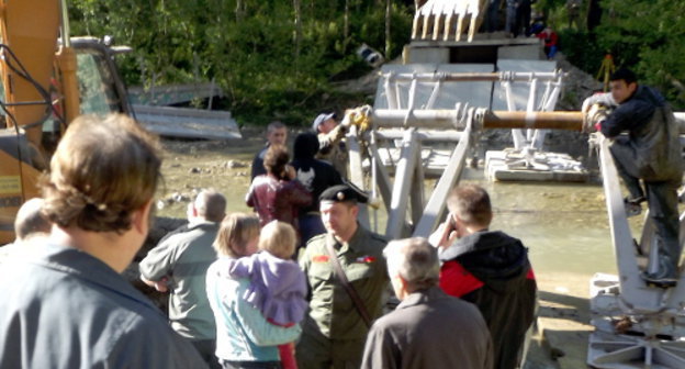 The ChOP employees are confronted by local residents at the TPP construction site. Sochi, Kudepsta, April 29, 2013. Photo by Tatiana Osipova for the "Caucasian Knot" The ChOP employees are confronted by local residents at the TPP construction site. Sochi, Kudepsta, April 29, 2013. Photo by Tatiana Osipova for the "Caucasian Knot"