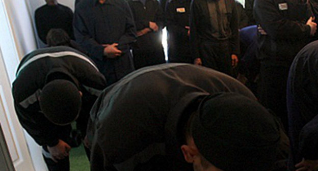 Muslim prisoners at prayer in the mosque of Colony No. 7 of the Department Russian Federal Correction Service (UFSIN) in the Republic of Mordovia. Photo by the press service of the UFSIN
Muslim prisoners at prayer in the mosque of Colony No. 7 of the Department Russian Federal Correction Service (UFSIN) in the Republic of Mordovia. Photo by the press service of the UFSIN
