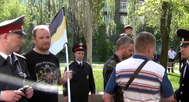 Police stops the column of nationalists and "The Other Russia" during the May Day march in Volgograd. A still from the video at http://nbp-volzhsky.livejournal.com Police stops the column of nationalists and "The Other Russia" during the May Day march in Volgograd. A still from the video at http://nbp-volzhsky.livejournal.com