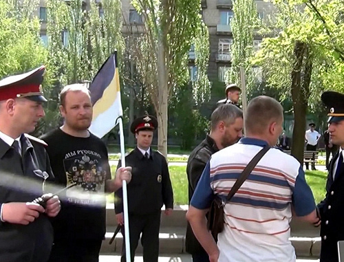 Police stops the column of nationalists and "The Other Russia" during the May Day march in Volgograd. A still from the video at http://nbp-volzhsky.livejournal.com Police stops the column of nationalists and "The Other Russia" during the May Day march in Volgograd. A still from the video at http://nbp-volzhsky.livejournal.com