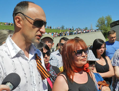 Large family parents Nikolai Shamaev and Elena Samoshina state delay of hunger strike; Volgograd, May 9, 2013. Photo by Tatiana Filimonova for the "Caucasian Knot" Large family parents Nikolai Shamaev and Elena Samoshina state delay of hunger strike; Volgograd, May 9, 2013. Photo by Tatiana Filimonova for the "Caucasian Knot"
