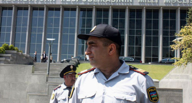 Policemen in front of the parliament building in Baku, Azerbaijan. Photo by Turkhan Kerimov (RFE/RL) Policemen in front of the parliament building in Baku, Azerbaijan. Photo by Turkhan Kerimov (RFE/RL)