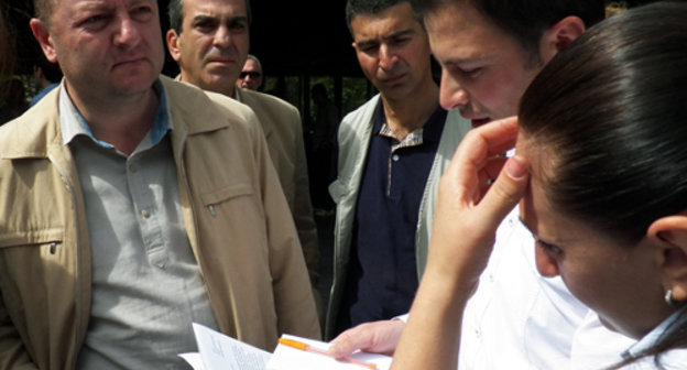 "Armavia" employees hold protest action demanding to pay wage arrears. Yerevan, May 29, 2013. Photo from hetq.am "Armavia" employees hold protest action demanding to pay wage arrears. Yerevan, May 29, 2013. Photo from hetq.am