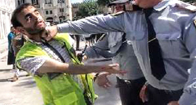 Policeman has hit the journalist who covered a solidarity action with ongoing demonstrations in Turkey in defence of local activists; Baku, June 3, 2013. Courtesy of the http://news.am/ Policeman has hit the journalist who covered a solidarity action with ongoing demonstrations in Turkey in defence of local activists; Baku, June 3, 2013. Courtesy of the http://news.am/