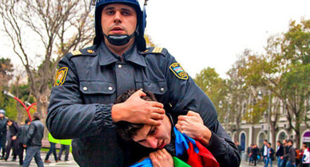 Police prevented opposition supporters from holding an uncoordinated rally. Baku, November 17, 2012. Photo by Aziz Karimov for the "Caucasian Knot". Police prevented opposition supporters from holding an uncoordinated rally. Baku, November 17, 2012. Photo by Aziz Karimov for the "Caucasian Knot".