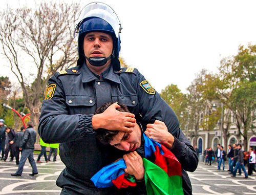 Police prevented opposition supporters from holding an uncoordinated rally. Baku, November 17, 2012. Photo by Aziz Karimov for the "Caucasian Knot". Police prevented opposition supporters from holding an uncoordinated rally. Baku, November 17, 2012. Photo by Aziz Karimov for the "Caucasian Knot".