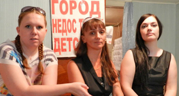 The participants of the three-day hunger strike for disabled children's rights. Volgograd, May 31, 2013. Photo by Tatyana Filimonova for the "Caucasian Knot". The participants of the three-day hunger strike for disabled children's rights. Volgograd, May 31, 2013. Photo by Tatyana Filimonova for the "Caucasian Knot".