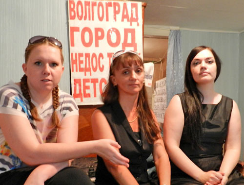 The participants of the three-day hunger strike for disabled children's rights. Volgograd, May 31, 2013. Photo by Tatyana Filimonova for the "Caucasian Knot". The participants of the three-day hunger strike for disabled children's rights. Volgograd, May 31, 2013. Photo by Tatyana Filimonova for the "Caucasian Knot".