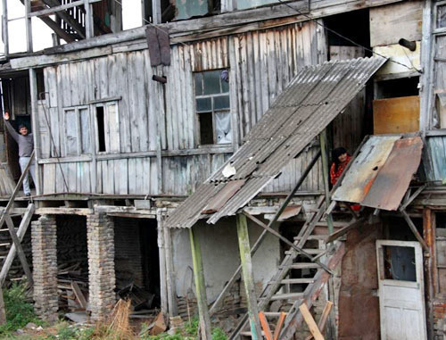 House in Tskhinvali where refugees from Georgia live. Photo by Andrel Babitski (RFE/RL) House in Tskhinvali where refugees from Georgia live. Photo by Andrel Babitski (RFE/RL)