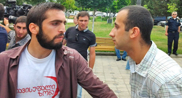 Activists of the NGO "Free Zone" Georgy Rukhaya (to the right) and Irakly Kvirtskhiya in the demonstration against actions of Russian border guards on the border with South Ossetia. Tbilisi, June 7, 2013. Photo by Beslan Kmuzov for the "Caucasian Knot". Activists of the NGO "Free Zone" Georgy Rukhaya (to the right) and Irakly Kvirtskhiya in the demonstration against actions of Russian border guards on the border with South Ossetia. Tbilisi, June 7, 2013. Photo by Beslan Kmuzov for the "Caucasian Knot".