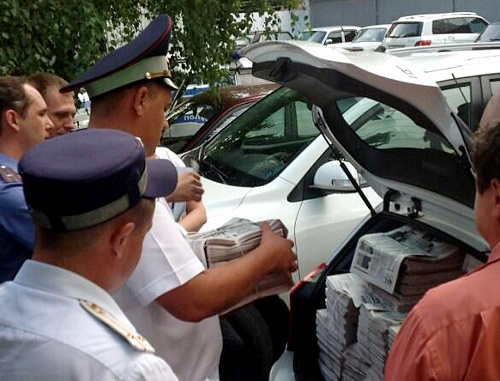 Confiscation of the paper-leaflet "For Navalny" circulation. Krasnodar, June 6, 2013. Photo by Igor Kharchenko Confiscation of the paper-leaflet "For Navalny" circulation. Krasnodar, June 6, 2013. Photo by Igor Kharchenko