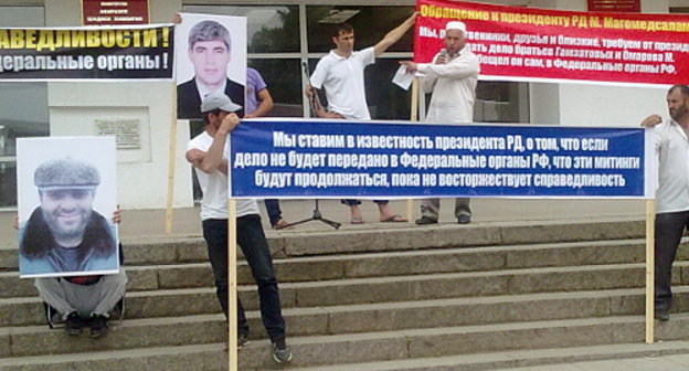 Relatives of Gamzatov brothers demand a fair inquiry into their murder; Makhachkala, May 24, 2012. Photo by Akhmed Magomedov for the "Caucasian Knot" Relatives of Gamzatov brothers demand a fair inquiry into their murder; Makhachkala, May 24, 2012. Photo by Akhmed Magomedov for the "Caucasian Knot"