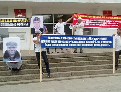 Relatives of Gamzatov brothers demand a fair inquiry into their murder; Makhachkala, May 24, 2012. Photo by Akhmed Magomedov for the "Caucasian Knot" Relatives of Gamzatov brothers demand a fair inquiry into their murder; Makhachkala, May 24, 2012. Photo by Akhmed Magomedov for the "Caucasian Knot"