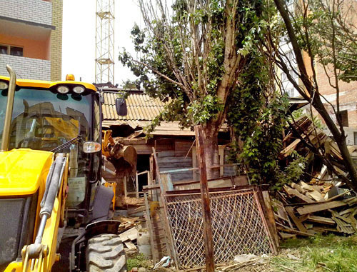 On June 13, the house of the Porfiriev family in Astrakhan was approached by an excavator, and, despite the protests of policemen, began demolishing the house, inside which there were people, the eyewitnesses of the incident told the "Caucasian Knot" correspondent. On June 13, the house of the Porfiriev family in Astrakhan was approached by an excavator, and, despite the protests of policemen, began demolishing the house, inside which there were people, the eyewitnesses of the incident told the "Caucasian Knot" correspondent.