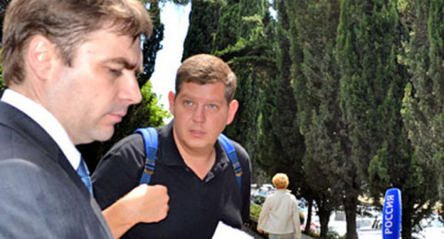 Nikolai Yarst (to the right) and advocate Aleksandr Popkov. Sochi, June 3, 2013. Photo by Svetlana Kravchenko for the "Caucasian Knot" Nikolai Yarst (to the right) and advocate Aleksandr Popkov. Sochi, June 3, 2013. Photo by Svetlana Kravchenko for the "Caucasian Knot"