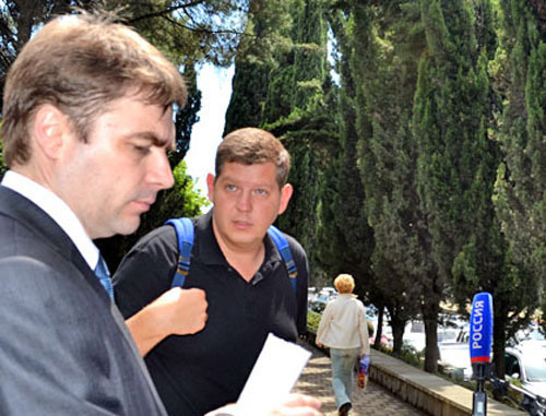 Nikolai Yarst (to the right) and advocate Aleksandr Popkov. Sochi, June 3, 2013. Photo by Svetlana Kravchenko for the "Caucasian Knot" Nikolai Yarst (to the right) and advocate Aleksandr Popkov. Sochi, June 3, 2013. Photo by Svetlana Kravchenko for the "Caucasian Knot"