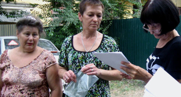 Initiative group of tenants of the house №5 located in Poddubny Street of the Krasnooktyabrskiy District of Volgograd where a fire occured. Volgograd, June, 2013. Photo by Vyacheslav Yaschenko for the "Caucasian Knot" Initiative group of tenants of the house №5 located in Poddubny Street of the Krasnooktyabrskiy District of Volgograd where a fire occured. Volgograd, June, 2013. Photo by Vyacheslav Yaschenko for the "Caucasian Knot"