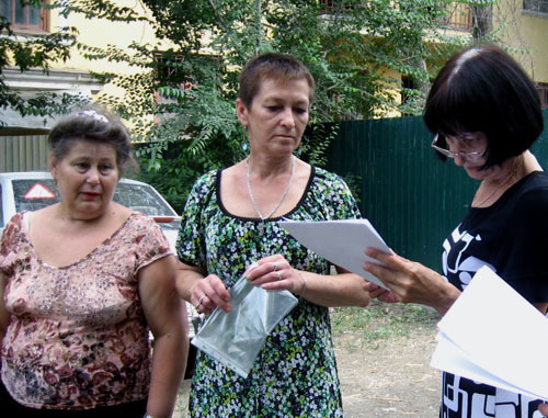 Initiative group of tenants of the house №5 located in Poddubny Street of the Krasnooktyabrskiy District of Volgograd where a fire occured. Volgograd, June, 2013. Photo by Vyacheslav Yaschenko for the "Caucasian Knot" Initiative group of tenants of the house №5 located in Poddubny Street of the Krasnooktyabrskiy District of Volgograd where a fire occured. Volgograd, June, 2013. Photo by Vyacheslav Yaschenko for the "Caucasian Knot"