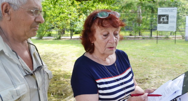 Lyudmila Shestak, the organizer of the picket and a Deputy of the Sochi City Council from the Communist Party of the Russian Federation, June 23, 2013. Photo by Svetlana Kravchenko for the ‘Caucasian Knot”. Lyudmila Shestak, the organizer of the picket and a Deputy of the Sochi City Council from the Communist Party of the Russian Federation, June 23, 2013. Photo by Svetlana Kravchenko for the ‘Caucasian Knot”.