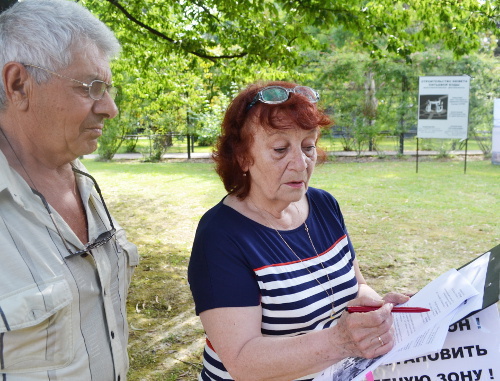 Lyudmila Shestak, the organizer of the picket and a Deputy of the Sochi City Council from the Communist Party of the Russian Federation, June 23, 2013. Photo by Svetlana Kravchenko for the ‘Caucasian Knot”. Lyudmila Shestak, the organizer of the picket and a Deputy of the Sochi City Council from the Communist Party of the Russian Federation, June 23, 2013. Photo by Svetlana Kravchenko for the ‘Caucasian Knot”.