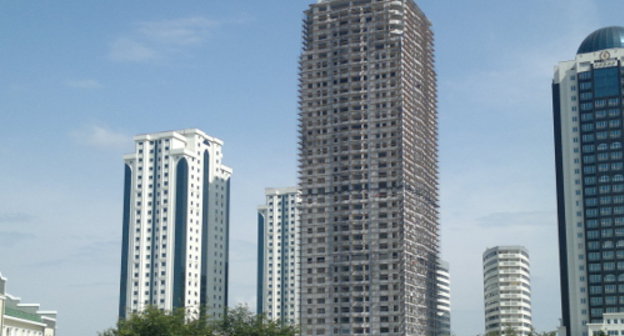 Complex "Grozny City". Central is Phoenix Tower (former Olympus Tower). Grozny, Chechnya, June 11, 2013. Photo by the "Caucasian Knot". Complex "Grozny City". Central is Phoenix Tower (former Olympus Tower). Grozny, Chechnya, June 11, 2013. Photo by the "Caucasian Knot".