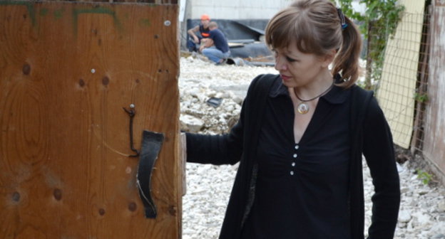 Yulia Saltykova, one of the tenants of No.5 in Akatsiy Street, Sochi. June 2013. Photo by Svetlana Kravchenko for the “Caucasian Knot”. Yulia Saltykova, one of the tenants of No.5 in Akatsiy Street, Sochi. June 2013. Photo by Svetlana Kravchenko for the “Caucasian Knot”.
