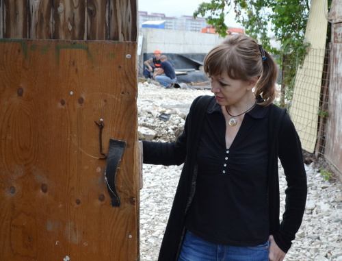 Yulia Saltykova, one of the tenants of No.5 in Akatsiy Street, Sochi. June 2013. Photo by Svetlana Kravchenko for the “Caucasian Knot”. Yulia Saltykova, one of the tenants of No.5 in Akatsiy Street, Sochi. June 2013. Photo by Svetlana Kravchenko for the “Caucasian Knot”.