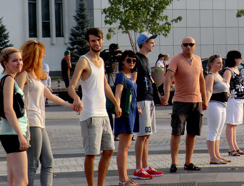 Silent flash mob in support of Alexei Navalny in Krasnodar, July 18, 2013. Photo by Natalia Dorokhina for the “Caucasian Knot” Silent flash mob in support of Alexei Navalny in Krasnodar, July 18, 2013. Photo by Natalia Dorokhina for the “Caucasian Knot”