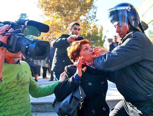 Police breaking up an opposition rally in Baku, December 10, 2012. Photo by Aziz Karimov for the ‘Caucasian Knot’. Police breaking up an opposition rally in Baku, December 10, 2012. Photo by Aziz Karimov for the ‘Caucasian Knot’.