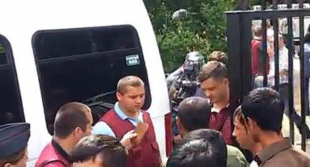 Detention of believers near the mosque in Yakhroma, Moscow Region, July 19, 2013. Photo: http://www.ansar.ru/ Detention of believers near the mosque in Yakhroma, Moscow Region, July 19, 2013. Photo: http://www.ansar.ru/