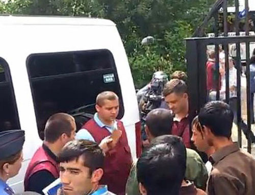 Detention of believers near the mosque in Yakhroma, Moscow Region, July 19, 2013. Photo: http://www.ansar.ru/ Detention of believers near the mosque in Yakhroma, Moscow Region, July 19, 2013. Photo: http://www.ansar.ru/