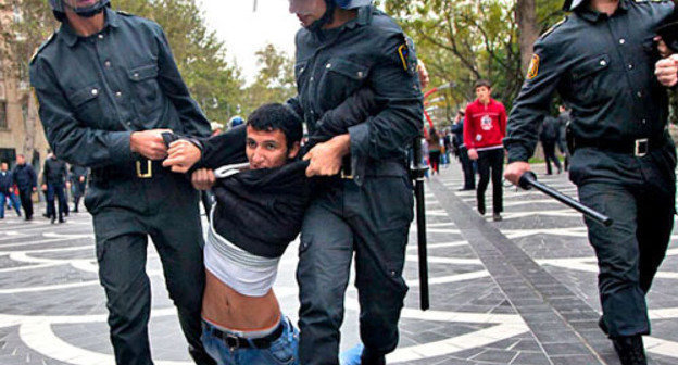 Police breaking up an opposition rally in Baku, July 17, 2013. Photo by Aziz Karimov for the “Caucasian Knot”. Police breaking up an opposition rally in Baku, July 17, 2013. Photo by Aziz Karimov for the “Caucasian Knot”.