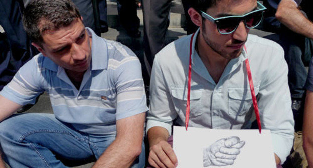 Protest against increase of public transport fares. The sign says: "We won't pay 150 drams!" Yerevan, July 19, 2013. Photo by Armine Martirosyan for the ‘Caucasian Knot’. Protest against increase of public transport fares. The sign says: "We won't pay 150 drams!" Yerevan, July 19, 2013. Photo by Armine Martirosyan for the ‘Caucasian Knot’.
