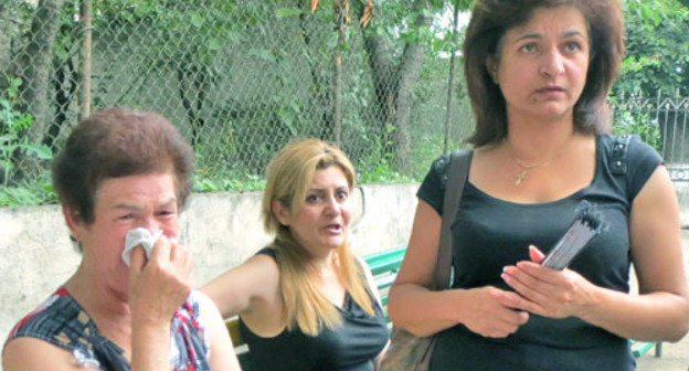 Goar Mnatsakanyan, mother of David Barsegyan (to the right), after her son had been found guilty, Nagorno-Karabakh, Stepanakert. July 23, 2013. Photo by Alvard Grigoryan for the “Caucasian Knot”. Goar Mnatsakanyan, mother of David Barsegyan (to the right), after her son had been found guilty, Nagorno-Karabakh, Stepanakert. July 23, 2013. Photo by Alvard Grigoryan for the “Caucasian Knot”.