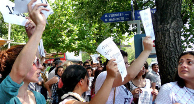 Participants of the rally against the raise of tariffs for public transport. Yerevan, July 24, 2013. Photo by Armine Martirosyan for the “Caucasian Knot”. Participants of the rally against the raise of tariffs for public transport. Yerevan, July 24, 2013. Photo by Armine Martirosyan for the “Caucasian Knot”.